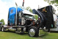 Peterbilt 379, 359 6” Bull Hauler Top Exhaust. Lincoln Chrome Exhaust. 